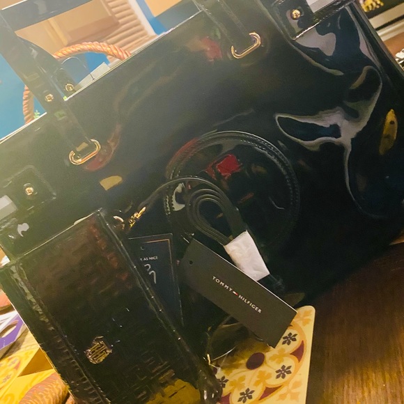 New Tommy Hilfiger Patent Medium Tote/ Wallet - Picture 6 of 8